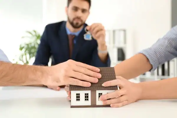 Couple arguing over property in divorce mediation Ealing